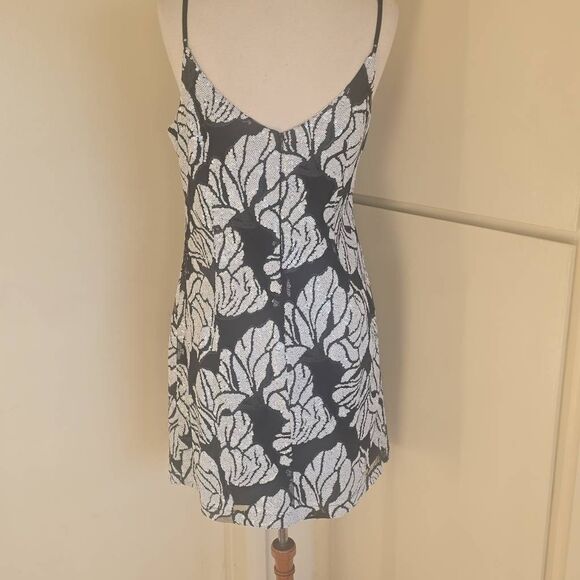 White House Black Market Blk/Wht Sequin Shift Dress, NWT, Adj. Straps,Size 10 - Picture 5 of 10